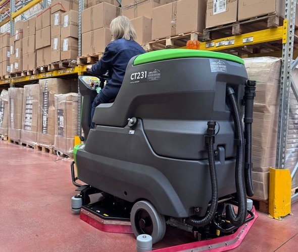 Pulizia profonda magazzini e capannoni a Genova - Team ServiceClean all'opera con macchinari industriali per grandi superfici