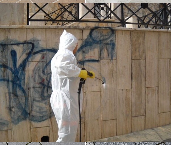 Macchina specializzata per la rimozione di graffiti con idropulitrice e bicarbonato di sodio<br />